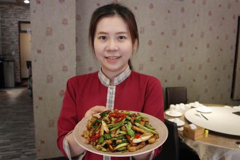 暖心園餐廳的客家小炒食材軟嫩、香鹹有味。(陳淑芬攝)