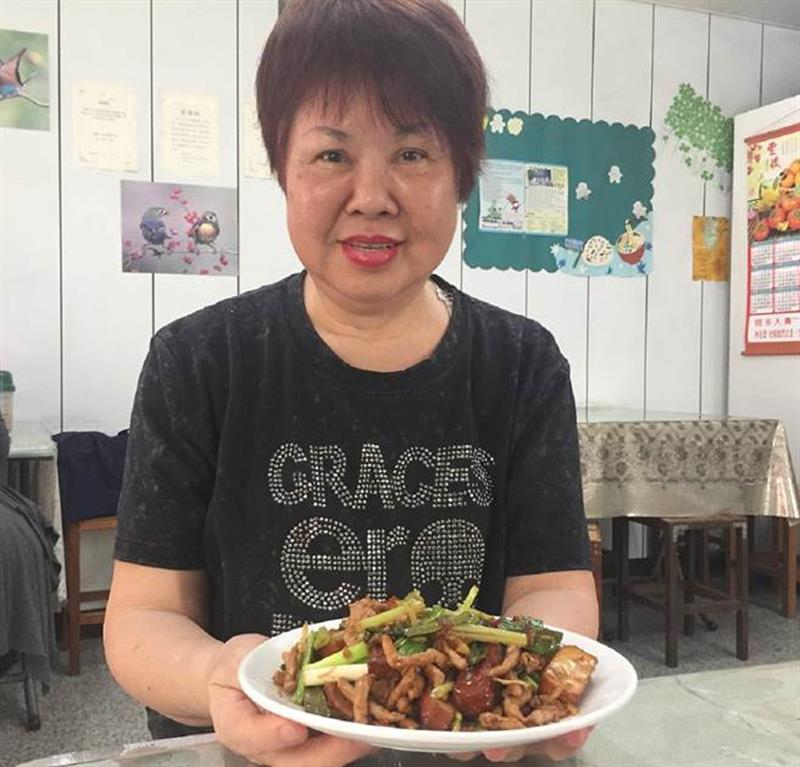 客家小炒是客家人最傳統也經典的一道菜,位於台南市東區的鍾氏客家料理是少見講究傳統的客家菜,客家小炒口味鹹香不膩。(曹婷婷攝)