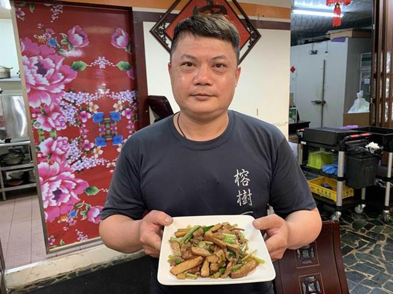 「榕樹下客家菜」飄香一甲子,第三代傳人葉錦年說明自家「客家小炒」用料實在,成為人氣必點美食。(柯宗緯攝)