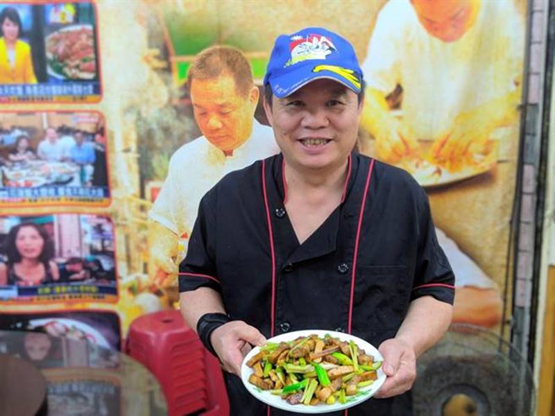 「阿龍師」楊志龍堅持用溫體豬和鮮魷魚才能炒出食材美味。(許家寧攝)