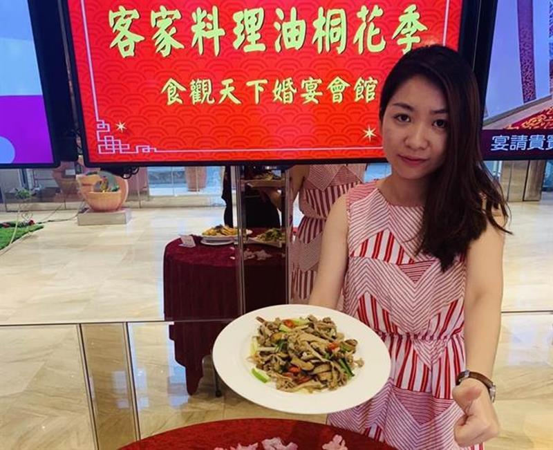 員林市食觀天下配合員林市藤山步道桐花祭活動,推出桐花套餐,5人桌菜平均每人只需400元。(謝瓊雲攝)