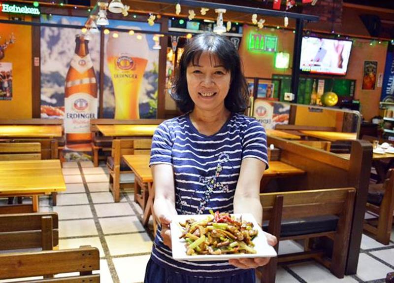 精選菜餚用料,陳淑華對於自家的客家小炒很有信心。(林和生攝)