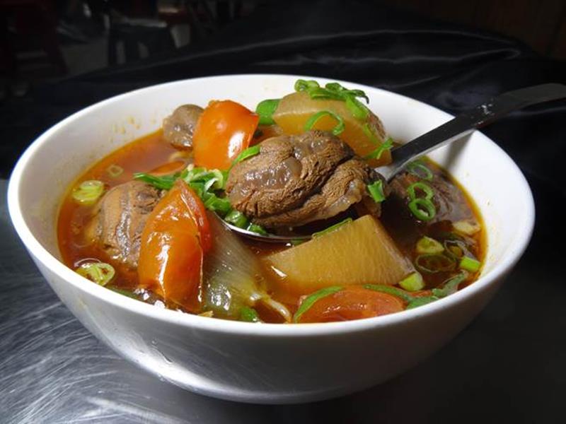 「老饕麵食館」豪氣以美國牛腱肉製作半筋半肉牛肉麵,湯頭甘甜、牛肉軟而不爛,CP值超高。(馮惠宜攝)