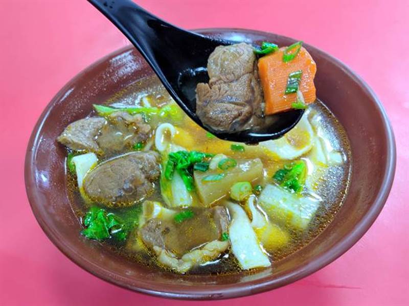 河南扯麵清燉蕃茄牛肉麵,柔韌麵體與濃郁湯頭,受到饕客歡迎。(許家寧攝)