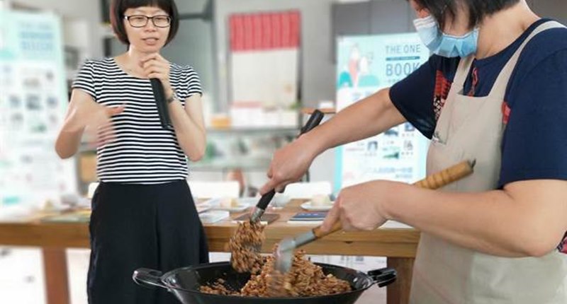 雲林縣府文化處推廣閱讀,社區媽媽在現場炒製在地特色名產土豆糖,香氣濃郁。(許素惠攝)