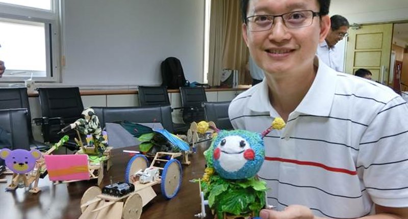 後甲國中理化老師林承賢在課堂上將齒輪、槓桿原理結合在一起,讓學生自製仿生機器人。(曹婷婷攝)