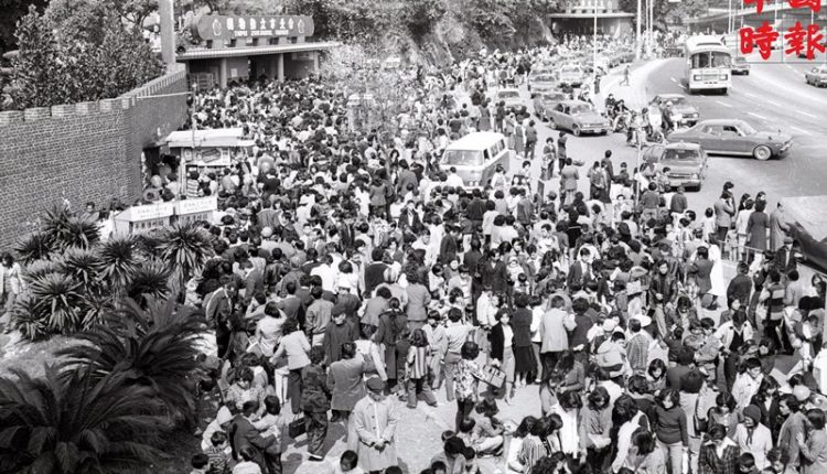 1980的動物園及兒童樂園售票口前排滿了準備入場的人潮。（本報資料照片）