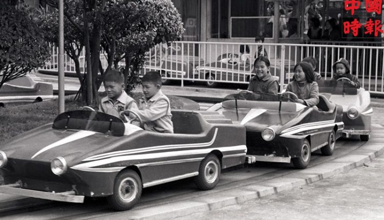 1981年軌道小汽車是兒童樂園遊玩的人氣遊樂器材。（本報資料照片）