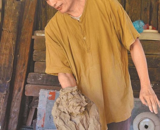 林文嶽近年以白河的磚土進行泥塑創作。（周曉婷攝）