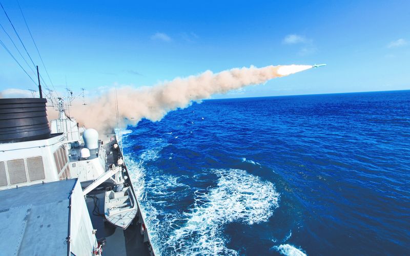 解放軍海口艦在某海域參加實彈演習中,發射反艦飛彈。(中新社資料照片)