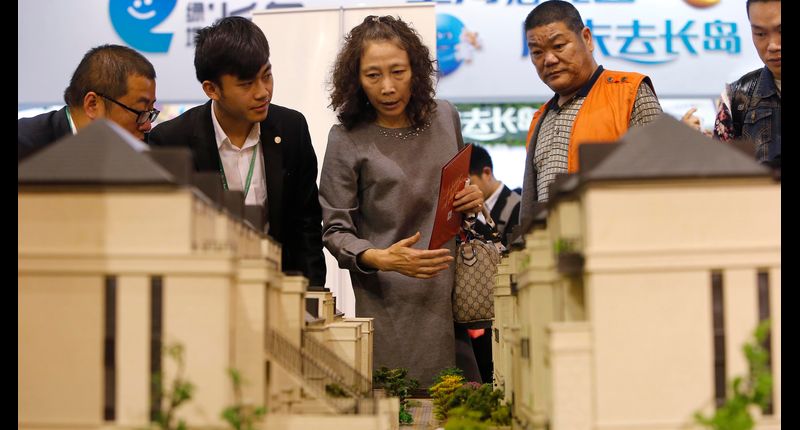 ▲上海「五一假日樓市」房展會,吸引不少購房者參觀比較。(中新社資料照片)