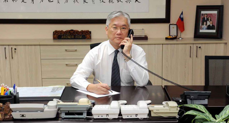 2015年12月30日,時任陸委會主委夏立言(見圖)與時任國台辦主任張志軍進行首次熱線通話。(陸委會、國台辦提供)