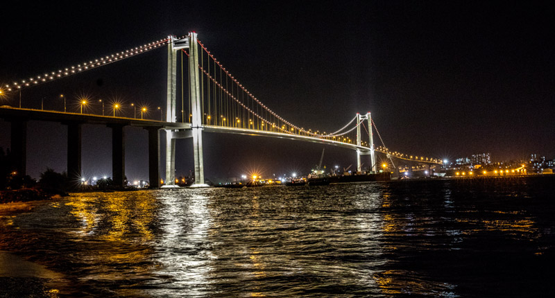 由中國路橋工程公司承建的莫三比克馬普托大橋夜景。(新華社資料照片)