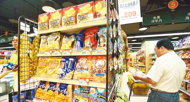 2017年8月1日,民眾前往賣場選購日本商品。業者呼籲政府正視食品安全嚴加把關再談開放。(本報系資料照片)