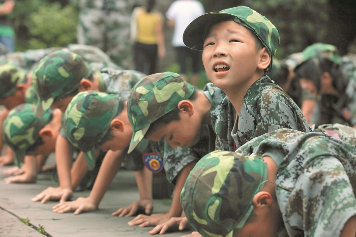 參加「四川少年軍校」夏令營的小學生因不守秩序被罰做集體伏地挺身。 (中新社資料照片)