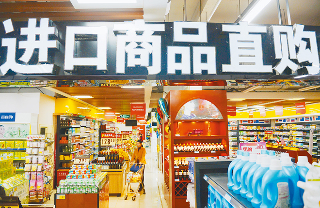 行郵稅下調,日用消費品減稅明顯。圖為河北石家莊一家進口商品直購中心。(新華社)