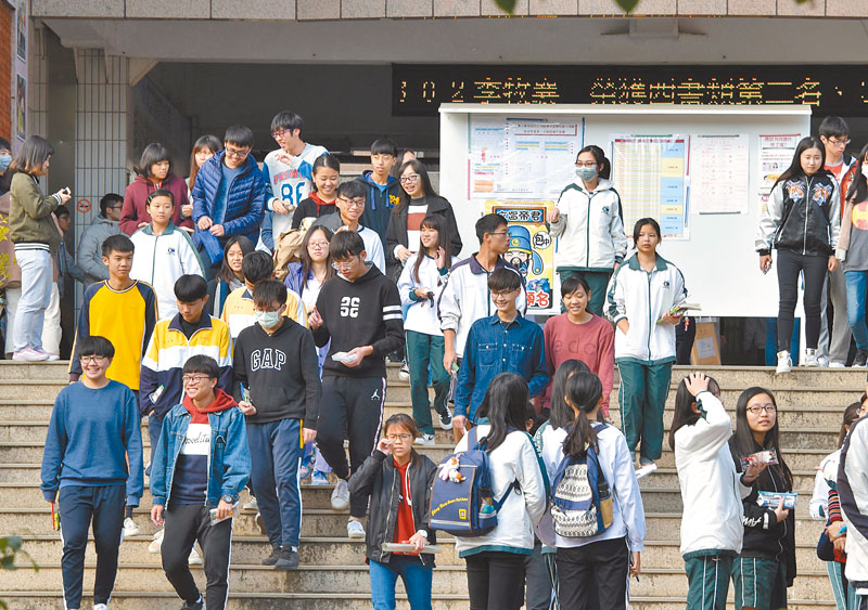 非「北上廣」的985工程大學對台招生範圍較寬,有台生以5科55級分即獲面試門票。圖為1月26日,考生步出學測試場。(本報系資料照片)