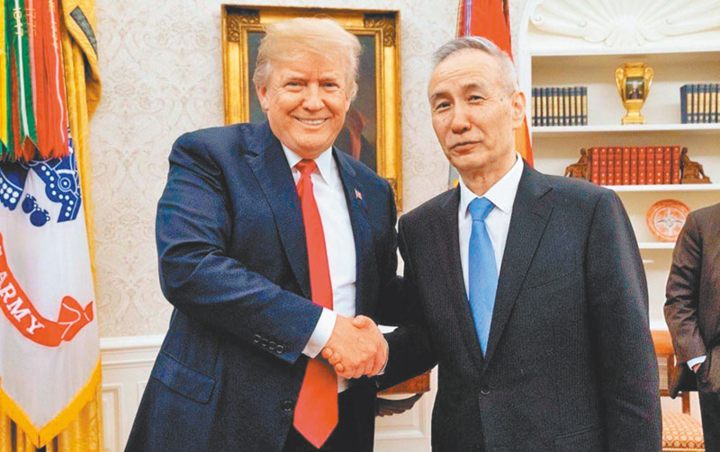 2018年5月17日,美國總統川普(左)在白宮與大陸國務院副總理劉鶴(右)會談經貿問題。(取自川普推特)