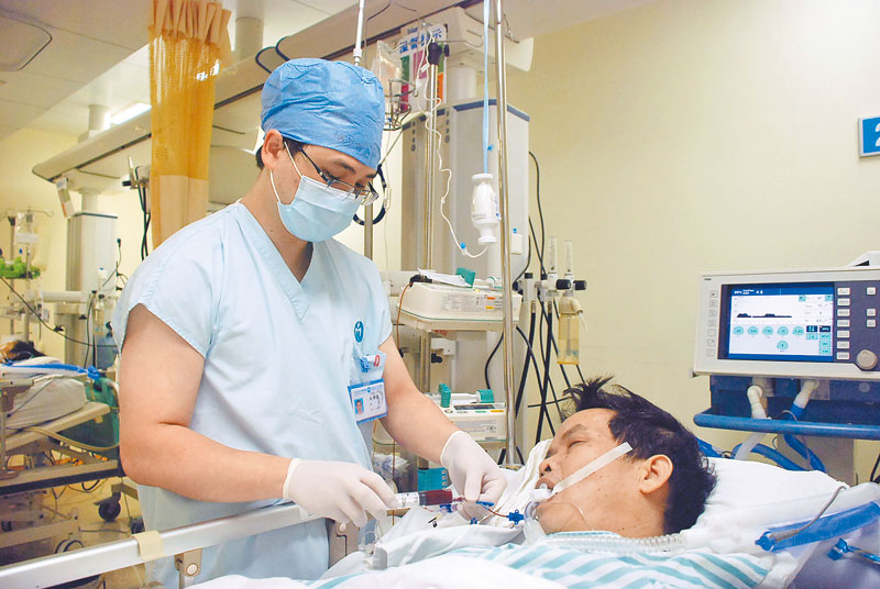 雖然廣東從事護理工作的男性越來越多,但總體而言仍為「稀缺資源」,占比不到3%。(中新社資料照片)