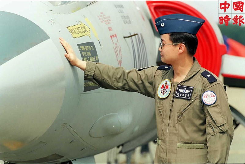 1998年5月22日，空軍編號4186的F104戰機除役，飛官辛守信少校依依不捨地撫摸著愛機。（本報資料照片）