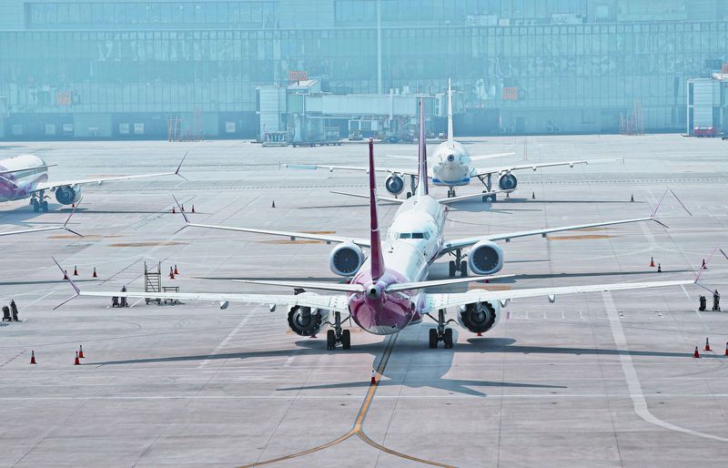 737 MAX有翅難飛,大陸四家航空公司向波音索賠。圖為3月17日,上海航空公司9架波音737 MAX機型飛機停在虹橋國際機場停機坪上。(中新社)