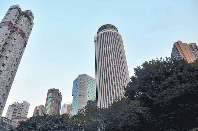 合和中心一期(右2)屹立在灣仔市中心。(中新社資料照片)