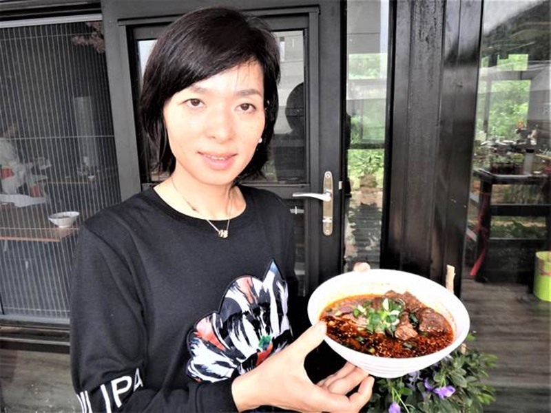 毛真美打造夢想「兩個番茄農場」,家鄉川味麻辣牛肉麵一炮爆紅。(陳可文攝)