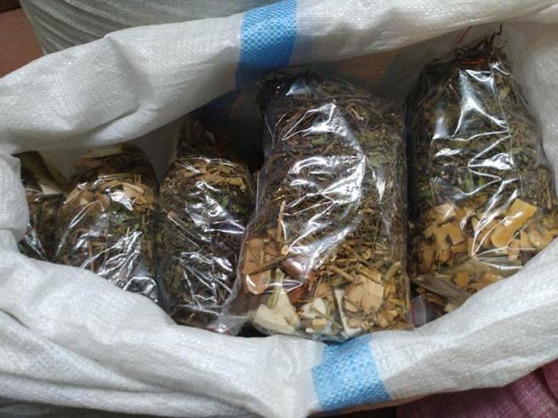 青草茶以多種草藥配方,老闆透露「想到的都有」。(許家寧攝)
