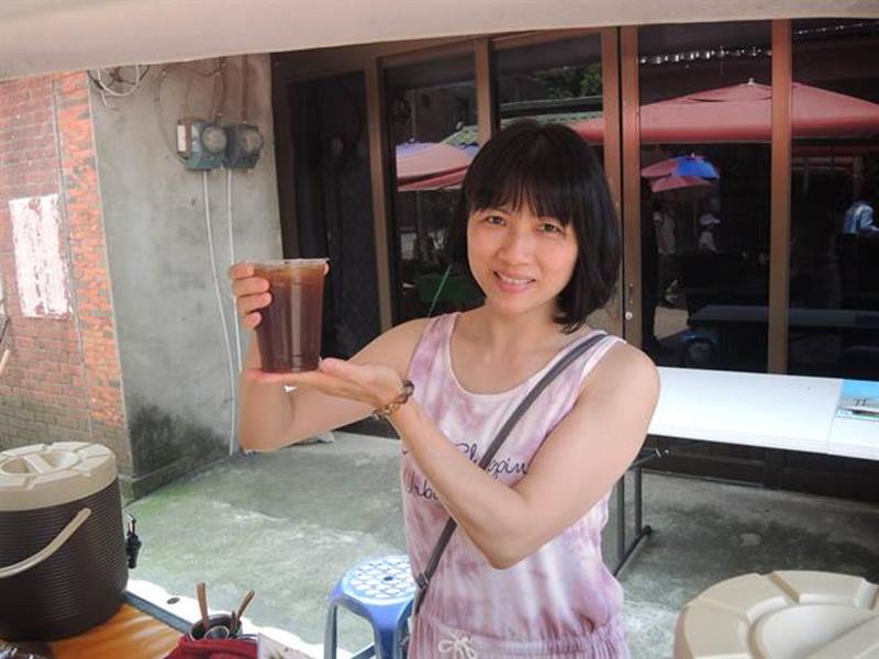 三坑老街的「三坑牛媽媽」檸檬冬瓜茶喝起來清新順口,除了是真正檸檬原汁外,連冰塊都是用山泉水自製的。(邱立雅攝)