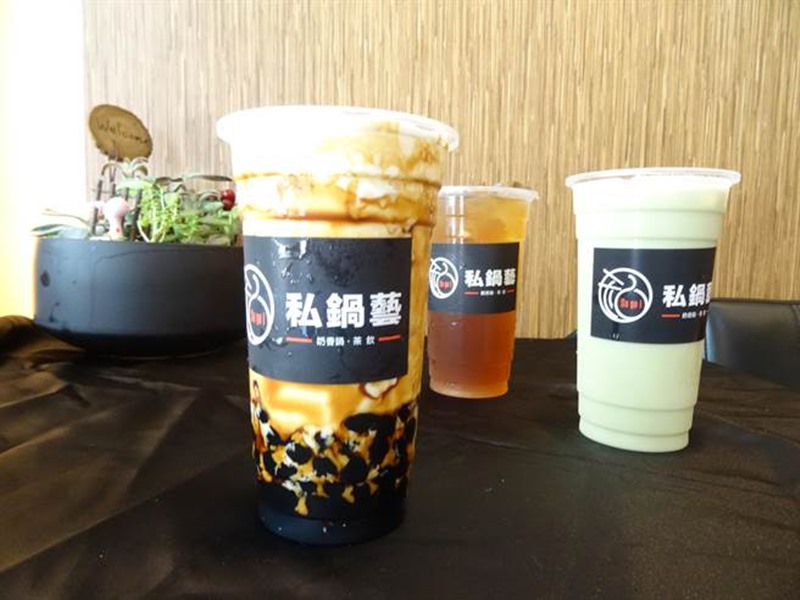 「私鍋藝」的「黑糖波霸撞奶」,波霸珍珠用黑糖汁蜜煮,牛奶調奶茶,最上層加上微鹹的奶蓋,層次更豐富。(馮惠宜攝)