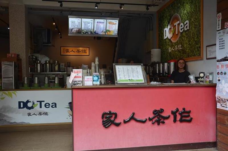 桃園市龍潭區「Do Tea作茶人家」經營者是中藥房第3代,也把學會的技巧用在青草茶上。(賴佑維攝)