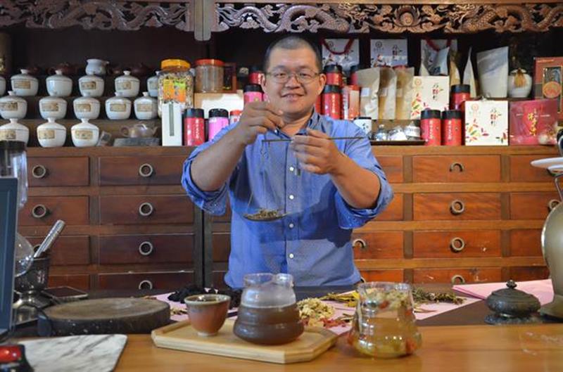 桃園市龍潭區「Do Tea作茶人家」經營者曾子和是中藥房第3代,開設手搖飲店時,也將從小到大熬煮青草茶的方式,應用在自家販售的飲料上。(賴佑維攝)
