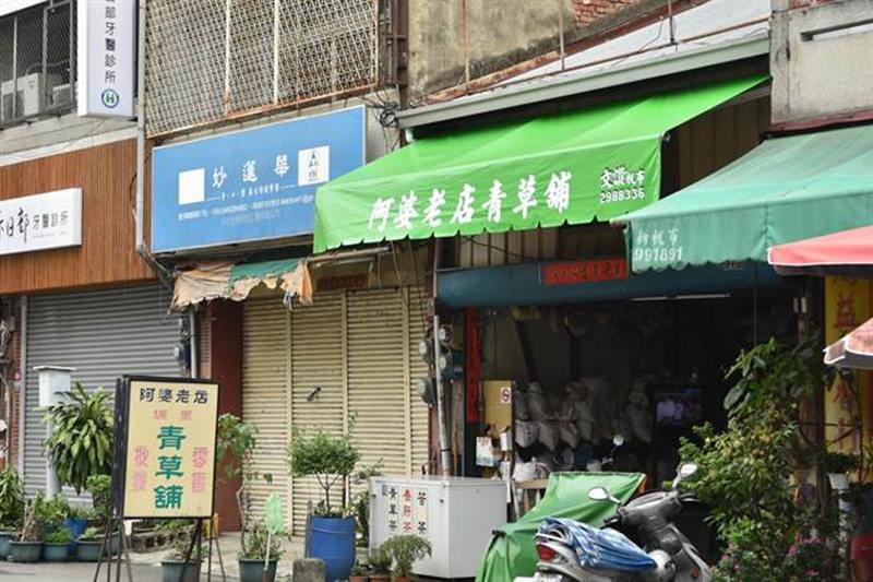 埔里鎮阿婆青草舖歷經4代,店面主體建築為木造。(廖肇祥攝)