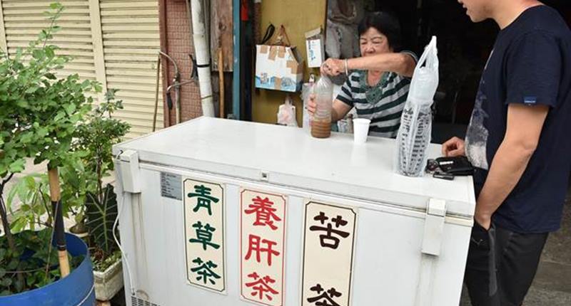 埔里鎮阿婆青草舖歷經4代,年輕人常來此消費保健身體。(廖肇祥攝)