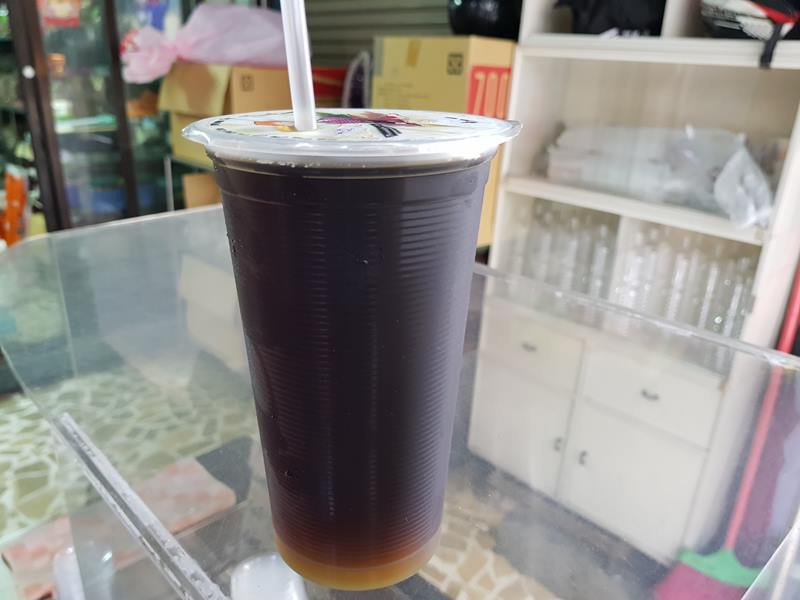 新竹市德記青草老店本舖的青草茶甘甜爽口。(徐養齡攝)