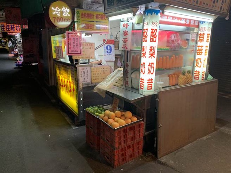 板橋慈惠宮正對面的冷飲攤所賣的黑糖冬瓜茶,口味甜而不膩、清涼消暑。(王揚傑攝)