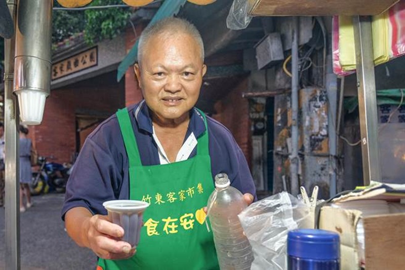 71歲的 徐金源說,從父母親身上學到冬瓜茶的做法,保有不會太甜的傳統風味。(羅浚濱攝)