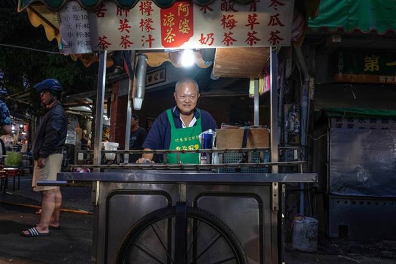 徐金源接手父母親的涼茶手推車,經營超過一甲子,寫下養活3代人的傳奇。(羅浚濱攝)
