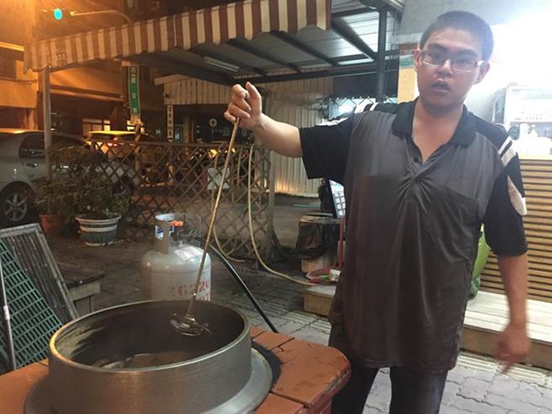 業者黃俊銓說,店面陳設一個灶台每天熬煮冬瓜,讓客人也能看到他們平常熬煮冬瓜茶的樣子。(曹婷婷攝)