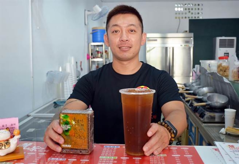 許勝峰堅持以冬瓜磚熬煮小火熬煮冬瓜茶,讓天然好滋味解除身體的渴。(林和生攝)