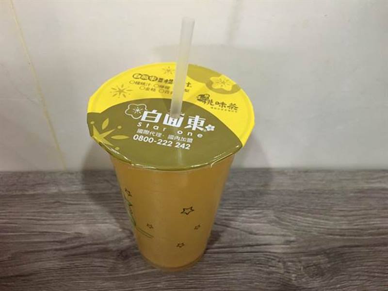「白面東極品楊桃汁」,喝起來溫順回甘、甜中帶鹹卻不衝突的柔和口感,成為各地民眾的首選。(何冠嫻攝)