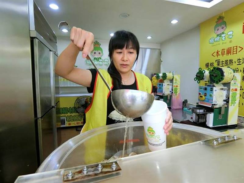 位在台中市西屯區大鵬路楊桃汁專賣店,是水湳市場前超人氣的楊桃汁店。(盧金足攝)