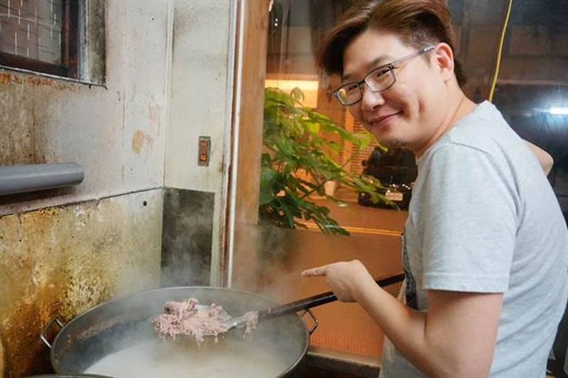 湖北徐家牛肉麵,最為人稱頌的就是用牛骨熬10多小時的湯底,天然無添加任何味精與香料。(黃國峰攝)
