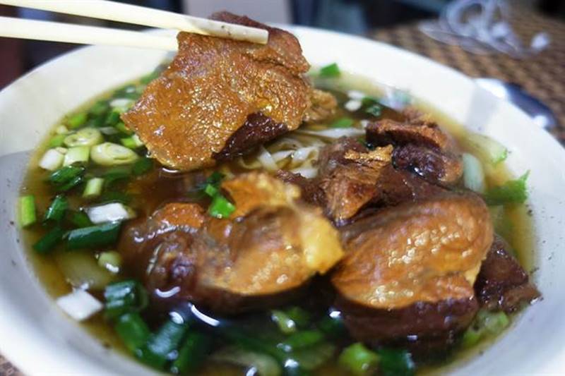 阿美麵店的牛肉麵一碗80元,從牛肉塊到湯頭到麵條都能安撫老饕的胃。(周麗蘭攝)