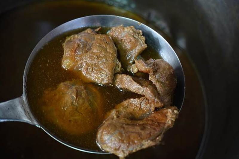阿美和老公每天親自挑後腱肉,講究順著紋理切肉,燉煮得又Q又香。(周麗蘭攝)