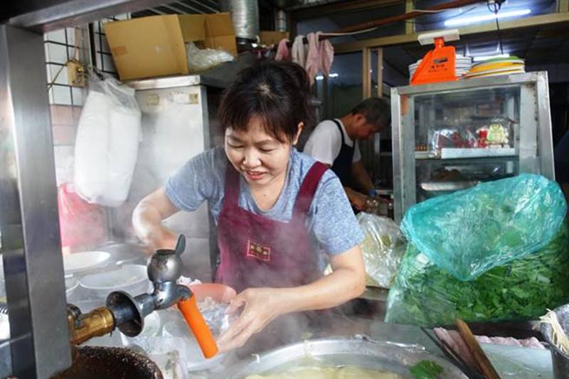 老闆娘「阿美」煮麵像有魔法,經過她的手什麼都好吃。(周麗蘭攝)