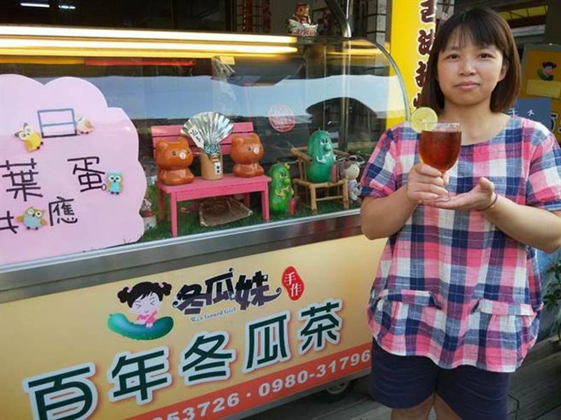 雲林縣斗六市冬瓜妹的冬瓜茶是以傳承百年古法熬製,但是冬瓜妹蔡佳卿卻很年輕。(許素惠攝)