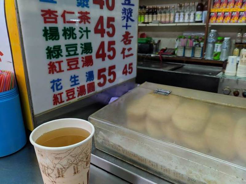 楊桃汁以古法釀製,沁涼酸甜滋味相當受歡迎。(許家寧攝)