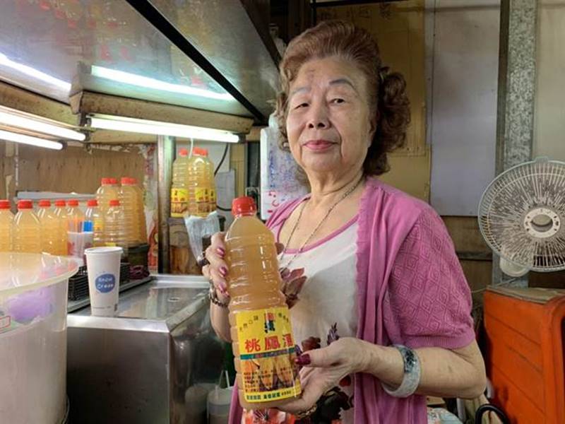 湳雅夜市桃鳳湯一賣就是40年,是許多顧客必點飲品,也是陳大姐驕傲的商品。(葉德正攝)
