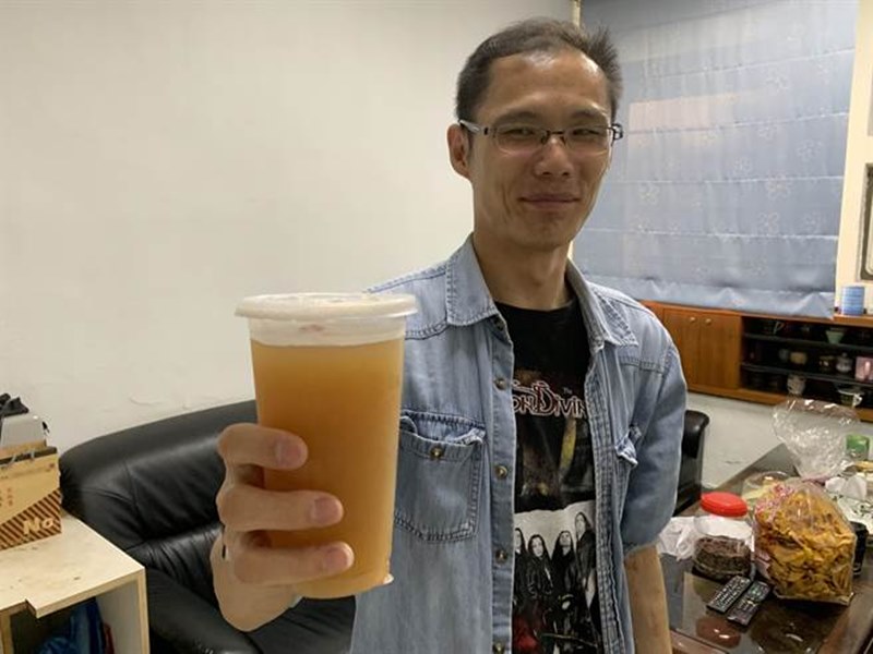 板橋慈惠宮對面冷飲攤的楊桃汁口味酸、鹹、甘比例恰到好處。(王揚傑攝)